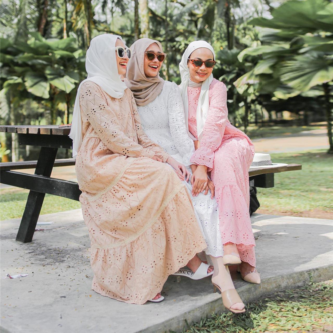 Indonesian Hollow Lace Dress W - đánh giá và giá Ethnic Fashion Collection