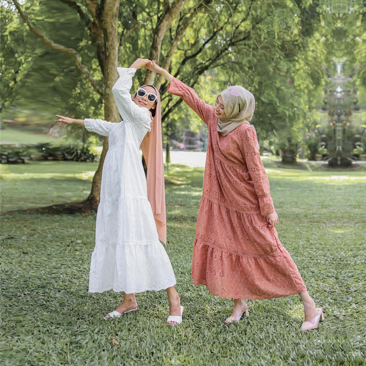 Indonesian Hollow Lace Dress W - đánh giá và giá Ethnic Fashion Collection